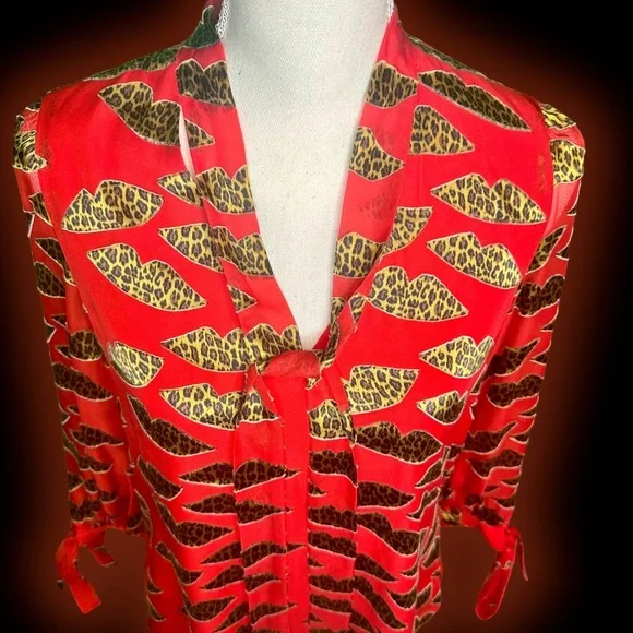 Alice + Olivia ‘Sheila’ Leopard Lips Red Burnout Tie-Neck Top Size XS ASO Kelly - Picture 8 of 16